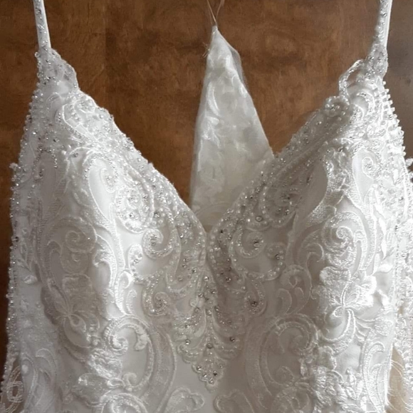 Brand new, never worn ,wedding dress - Picture 7 of 11